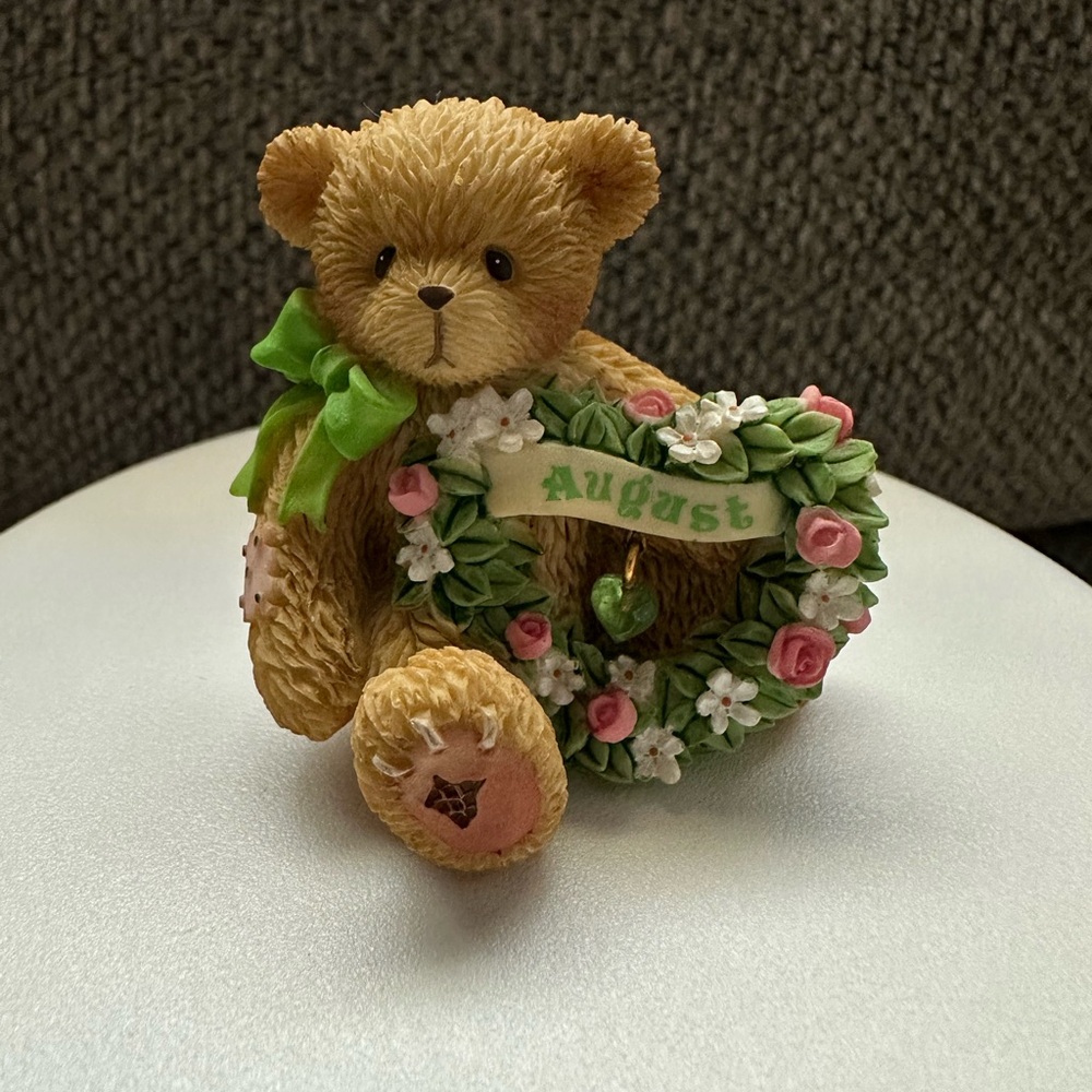 🧸 Cherished Teddies AUGUST Adorable Teddy Bear Figurine with Floral Heart Wreath - Picture 3 of 6